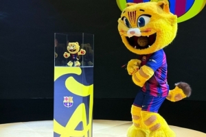 售价34.99欧元！球迷排长队购买巴萨吉祥物CAT毛绒玩具