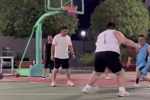 笑死！网友打趣：这会不会是东契奇退役以后打球的样子？