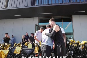 直到看到艾顿纯真的笑容 才知道做东契奇的队友到底有多幸福